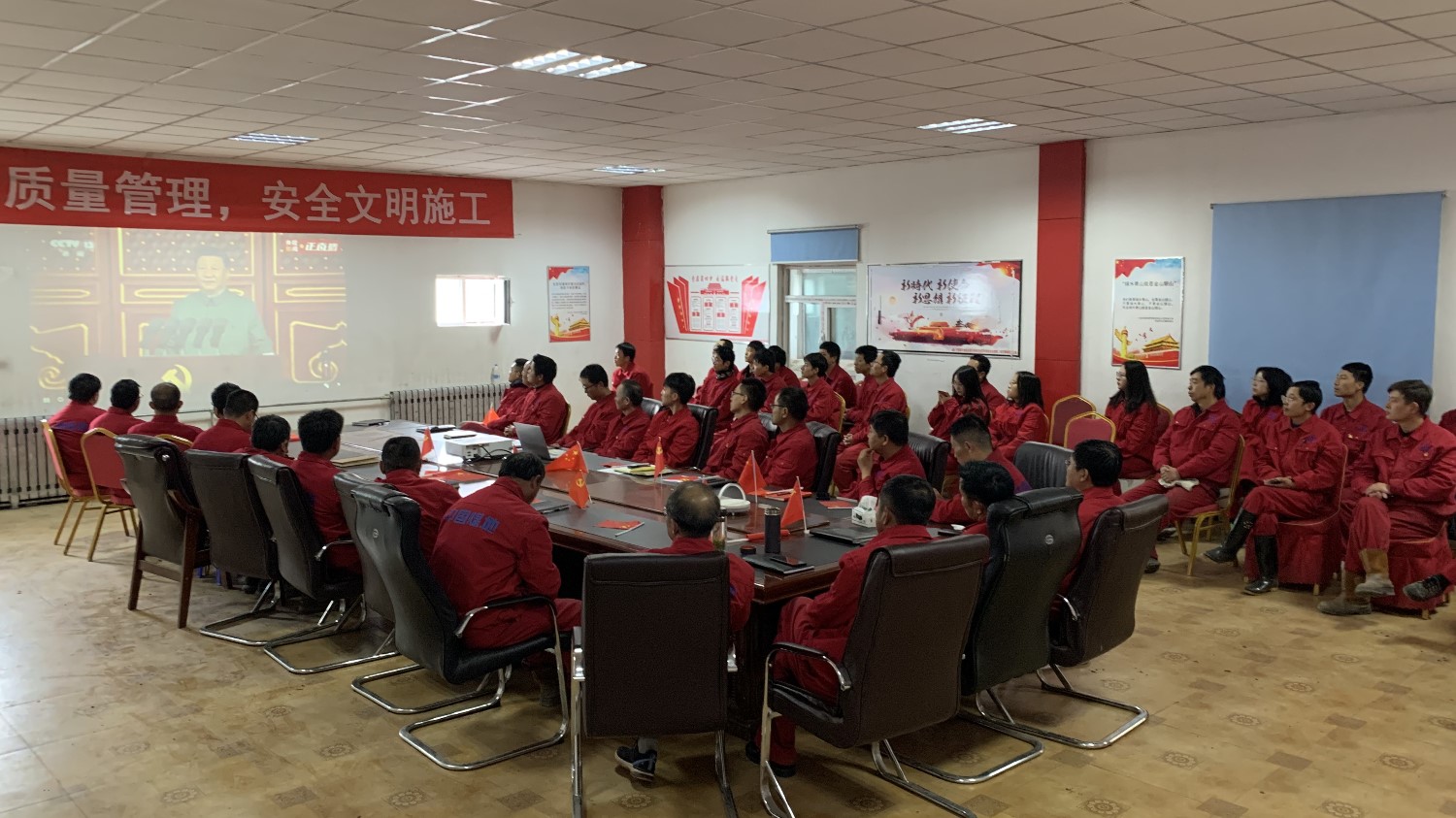 中煤地质总局木里矿区生态修复综合治理项目部职工观看大会直播.jpg