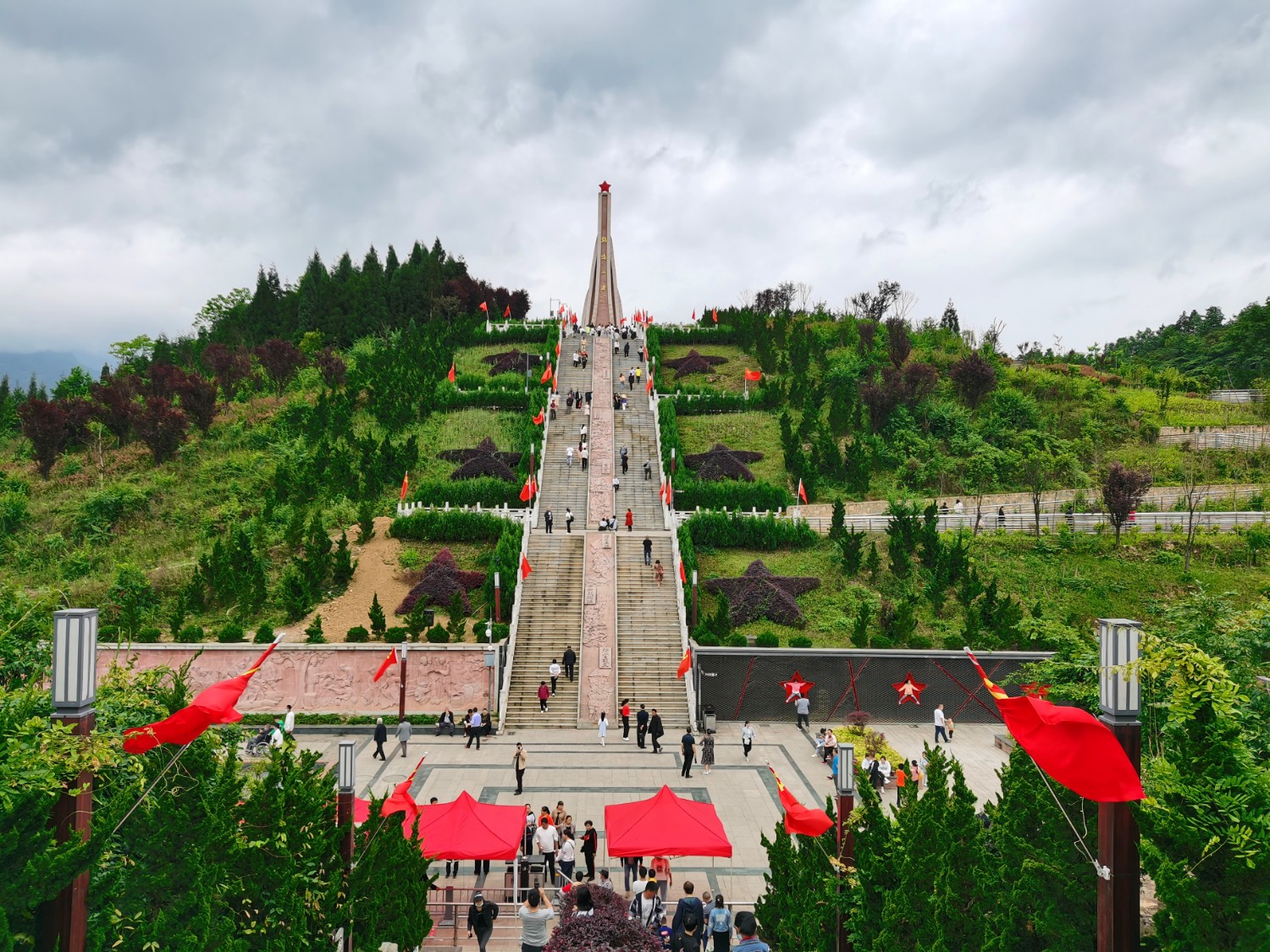 9.《红军“鸡鸣三省纪念碑”》中能化建设   邓维良.jpg